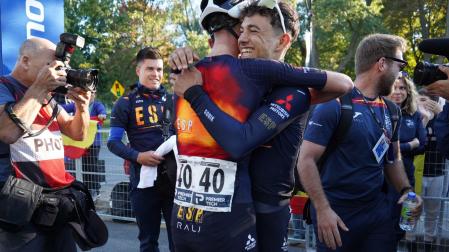 Luca Martínez abraza a Benjamín Noval nada más entrar a meta.