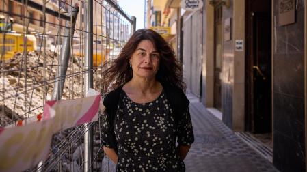 Natalia Ecay, junto a su local de García Castañón