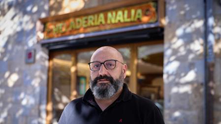 Vicente Serrano frente a la heladería Nalia de paseo de Sarasate 10
