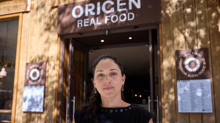Yeleny Delgado, junto a su restaurante Origen de paseo de Sarasate, 6