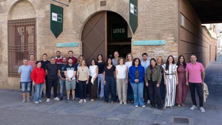 El centro asociado de la UNED de Tudela cuenta con 26 integrantes en su Personal Técnico, de Gestión y de Administración y Servicios (PTGAS) y un claustro de profesorado tutor formado por 45 docentes. En la imagen, y ante la puerta de acceso a la sede de UNED Tudela, algunos de los integrantes de la plantilla -de izda. a dcha.-: Álvaro Prieto Lauroba, Alfredo Melero Gómez, Susana García Romanos, Emilio Jesús Cepeda García, Jesús Baquedano Bruna, José Antonio González Ezpeleta, Luis Elía Fonseca, Adrián Isla Gil, José Manuel Ortega Muruzábal, Ana Carmen Iturre Ibiricu, Concepción Gómez López, Belén Pérez Mayor, Mónica Fernández Hornedo, Sonia Lara Pina, Luis J. Fernández Rodríguez, Ruth Arrechea Enériz, Pilar Escolán Castán, Alicia Hernández Tabuenca, Asier Gil Puyo, Laura Marín Malo, María Ser Romero Orradre, Eva Marín Góngora, Estefanía Morales Ramírez, y Santiago Riega Zoco