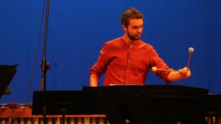 Pedro Rosenthal Campuzano toca la marimba en el Teatro Nacional de Croacia, en Rijeka