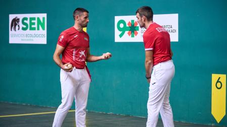 Jon Ander Albisu y Joseba Ezkurdia, durante la elección de material en el Navarra Arena.