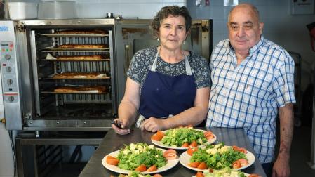 Miren Bihotza Zulaica Setién y Manuel Sala Domínguez han regentado hasta ahora el bar-restaurante de San Miguel de Aralar.