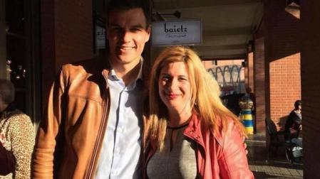 Leire Díez posa con Pedro Sánchez en una de sus numerosas imágenes junto al presidente