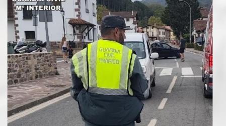 La herida, una vecina de Madrid, ha sido trasladada en ambulancia hasta Mugaire, donde, dada la gravedad de sus heridas ha sido evacuada en un helicóptero medicalizado al Hospital Universitario de Navarra,