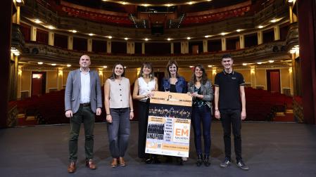 Desde la izquierda, Javier Martínez, Ane Legarreta, Nekane Solana, Silvia Lorea, Maider Beloki y Juan Fernández, este jueves por la mañana en el Teatro Gayarre