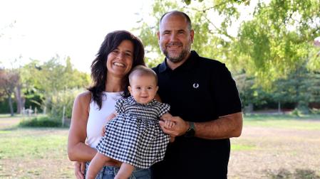 Alessandra Olcoz Ruiz y Pablo Solchaga Espronceda, con la pequeña Sabaiza
