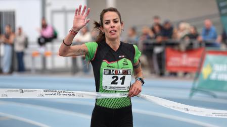 Maitane Melero, cruzando la meta en Larrabide como campeona navarra de media maratón el pasado mayo.