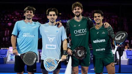 Franco Stupaczuk, el navarro Jon Sanz, MIguel Yanguas y Coki Nieto, antes de jugar la semifinal de este sábado 3 en el Rotterdam P2 del Premier Padel
