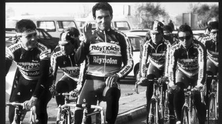 Ángel Arroyo saluda entre sus compañeros del Reynolds en un entranamiento de la concentración del Reyolds en  1989.