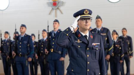 El nuevo jefe del Polígono de Tiro de Bardenas, Alberto Franco García, durante su nombramiento.