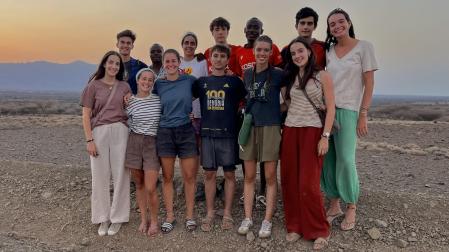 Jóvenes voluntarios en Kokuselei (Kenia) durante el verano de 2026
