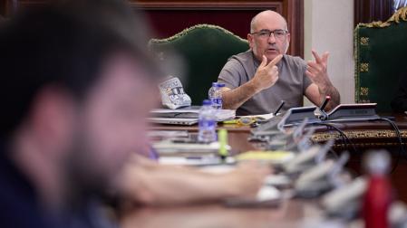 El concejal de Urbanismo, Joxe Abaurrea (EH Bildu), en un pleno municipal de Pamplona