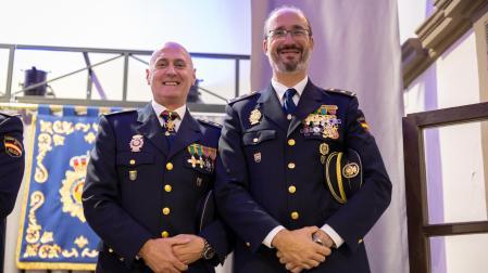 El nuevo jefe del CNP en Tudela, Fernando Anay Fillola -izda.-, con su predecesor José Antonio Palacio Fatás