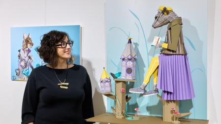 Mila García observa a La Señora Osa, de la serie 'Los exploradores', que está exponiendo en la casa de la cultura de Zizur Mayor hasta el 1 de noviembre