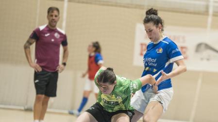 Ana Labayen pugna por un esférico con una futbolista del Villalba