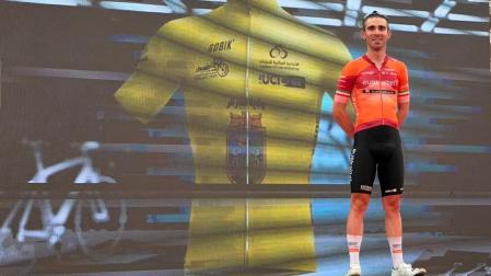 Iker Mintegi, en el podio de la carrera de Argelia en la que ha conseguido su primer triunfo profesional.