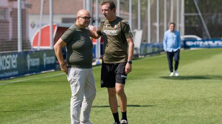 Cata y Ramis, a pie de césped en una entrenamiento, en una imagen que cada vez se veía menos