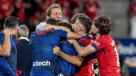 La foto que eligió Ramis en su mensaje de despedida, abrazado en El Sadar a los jugadores