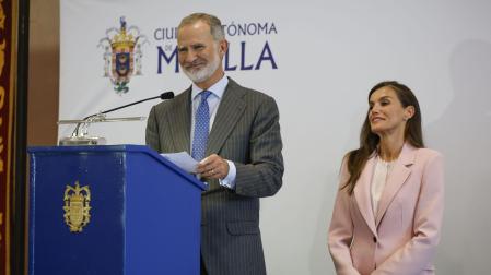 El rey Felipe, acompañado de la reina Letizia, durante el discurso que ha dado este miércoles como cierre en su visita a Melilla