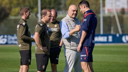 Budimir choca la mano con Cata, en presencia de Arrasate, al finalizar la sesión de ayer miércoles