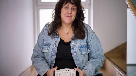 Erika Martínez Zubieta (Hondarribi, 1992), con una cuna simbólica con el nombre de su bebé, Eder, que falleció en abril de 2025, un día antes de cumplir dos meses.