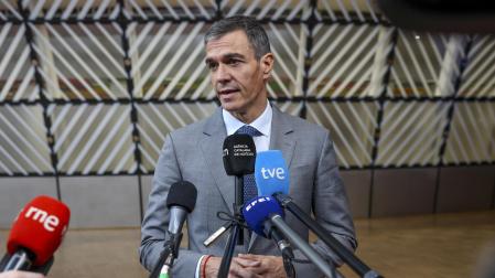 El presidente del Gobierno, Pedro Sánchez, en declaraciones a los periodistas a su llegada a Bruselas para participar en la reunión del Consejo Europeo este jueves