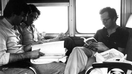 Rafael Moneo regresando en tren desde New Haven a Penn Station. Frente a él, Josep Llinàs, junto a la ventana, y Francesc Pernas