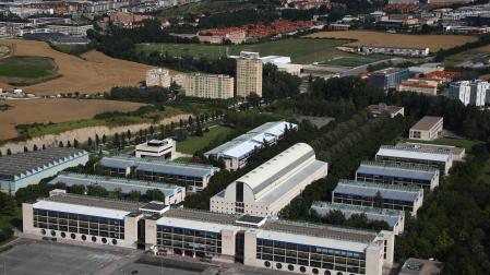 Vista del campus de la UPNA en 2023, entre Pamplona y Mutilva. Junto al colegio Amigó, en parcelas sin cultivar, terreno previsto para la construcción de campos de fútbol