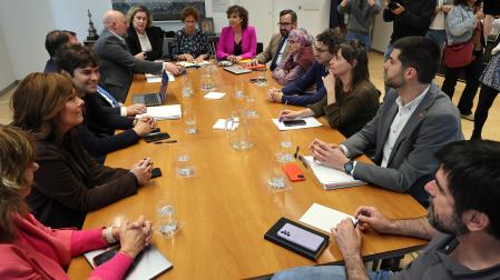 Los socios del Gobierno, reunidos el pasado mayo tras la crisis por los conciertos educativos. De izquierda a derecha: Ana Ollo, Uxue Barkos, Pablo Azcona y Unai Hualde, por Geroa Bai, José Luis Arasti, Esther Iso, la presidenta María Chivite, Ainhoa Unzu y Javier Remírez, por el PSN, y Fátima Andreo, Txema Mauleón, Begoña Alfaro, Carlos Guzmán y Eneko Larrarte, por Contigo Navarra