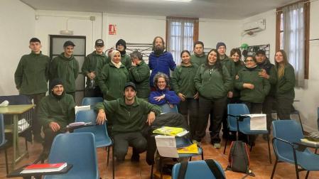 Imagen de los participantes en el Taller de Empleo de Jardinería de Tudela, junto a sus monitores