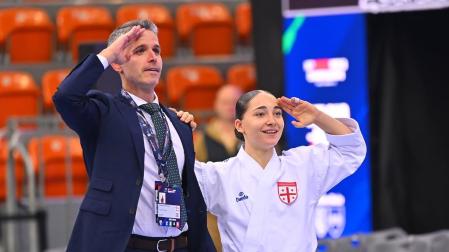 El navarro Mikel Gabalón, técnico en el campeonato de Georgia, y Anastasia Chaphidze -karateca que reside y entrena en Pamplona- celebrando la consecución del bronce en el Campeonato del Mundo