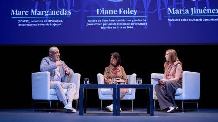 Marc Marginedas junto a Diane Foley (madre de James Foley) y la profesora de la UN, María Jiménez