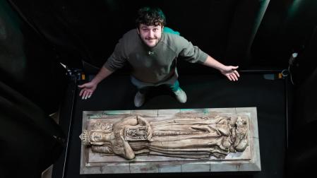 El artista imaginero Mateo Beamonte Iturre, junto a la reproducción a escala del sepulcro de la reina Berenguela de Navarra