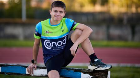 Alejandro Crespo Mañez, atleta aragonés de 23 años en las pistas de atletismo de Burlada