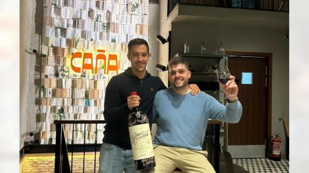 Víctor Martín e Ignacio Mozaz, en el bar Caña de la calle Comedias de Pamplona