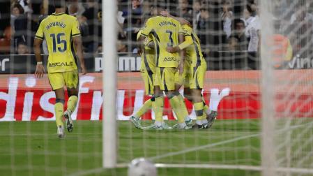 Los jugadores del Villarreal celebran el segundo gol del equipo castellonense durante el encuentro de LaLiga EA Sports que han disputado este sábado Valencia y Villarreal en el estadio de Mestalla