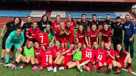 La plantilla y el cuerpo técnico de Osasuna Femenino celebra el triunfo
