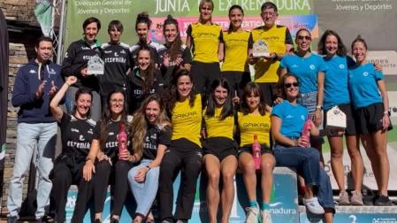 Las componentes de Hiru Herri, en el segundo escalón del podio del Campeonato de España de Kilómetro Vertical FEDME