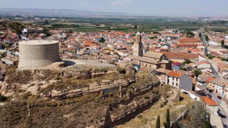 Vista panorámica del casco urbano de Ablitas, con el castillo medieval en primer término