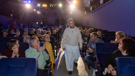 El director almeriense Ian de la Rosa, aplaudido por el público a su llegada al Cine Moncayo de Tudela para presentar su debut en la gran pantalla ‘Iván & Hadoum’ en el Festival Ópera Prima