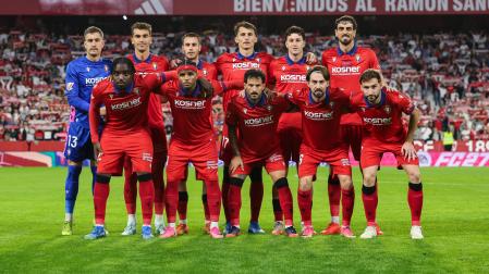 Arriba, de izquierda a derecha, Aitor Fernández (35 años), Lucas Torró (32 años), Jonathan Dubasin (26 años), Ante Budimir (35 años), Abel Bretones (26 años) y Alejandro Catena (31 años). Abajo, Enzo Boyomo (25 años), Valentin Rosier (30 años), Rubén García (33 años), Moi Gómez (32 años) y Jon Moncayola (28 años). Este fue el once titular que comenzó el partido contra el Sevilla el lunes