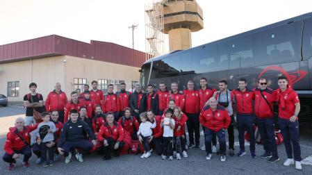 La delegación navarra de la selección española, ayer a primera hora de la tarde en el aeropuerto de Noáin.