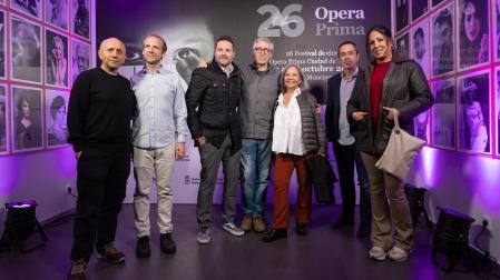 De izquierda a derecha: Luis Alegre, Fernando Ramallo, Alejandro Toquero, David Trueba, Cristina Huete, Manuel Serrano, y Verónica Gormedino, en el photocall del Cine Moncayo de Tudela