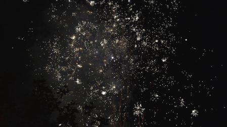 La plaza del Castillo de Pamplona ha acogido este sábado por la noche una exhibición de fuegos artificiales terrestres, tradición que no se celebraba desde la década de los años 20. Antigualmente, solían combinarse cartuchos de pólvora fijados al suelo y que lanzaban chispas con cohetería en altura. Sin embargo, para el espectáculo de hoy, los cohetes se han sustituido por pirotecnia aérea de pequeño calibre, donde la carcasa de cartón se desintegra sin peligro de que caiga sobre los espectadores. La Pirotecnia Zaragozana, ganadora en julio del concurso de fuegos, se ha encargado de iluminar la noche con la representación.