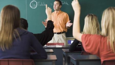 Un profesor de inglés durante una clase. 	ARCHIVO