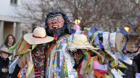 Los zizurtarras celebran sus carnavales y pasean a Tartalo por las calles de la localidad.