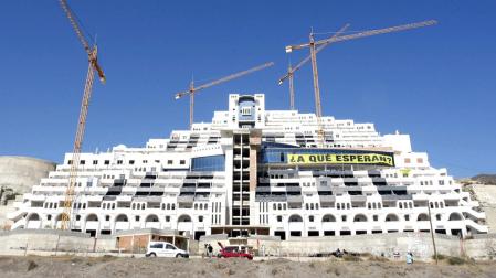 Las obras del hotel de El Algarrobico, contrarias a la Ley de Costas