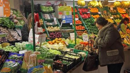 Una mujer, ayer, realiza la compra en un puesto de frutas y verduras del mercado del Segundo Ensanche. JAVIER SESMA